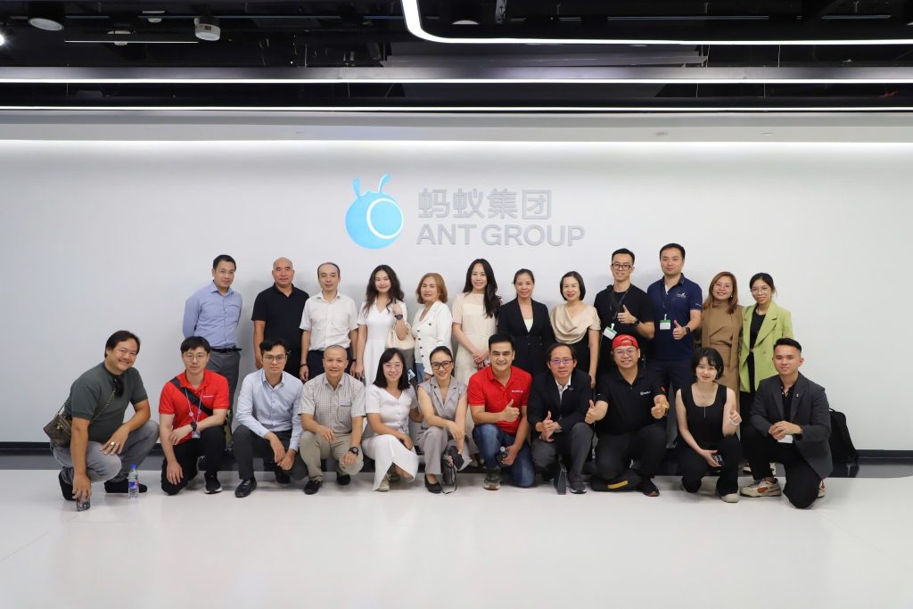 Đội ngũ OMverse tham quan Ant Group.